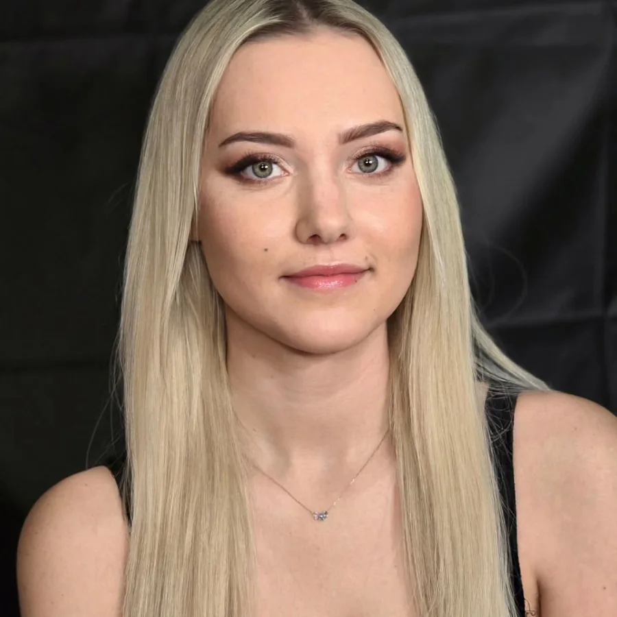 Miękka kreska przy linii rzęs i delikatne różowe usta