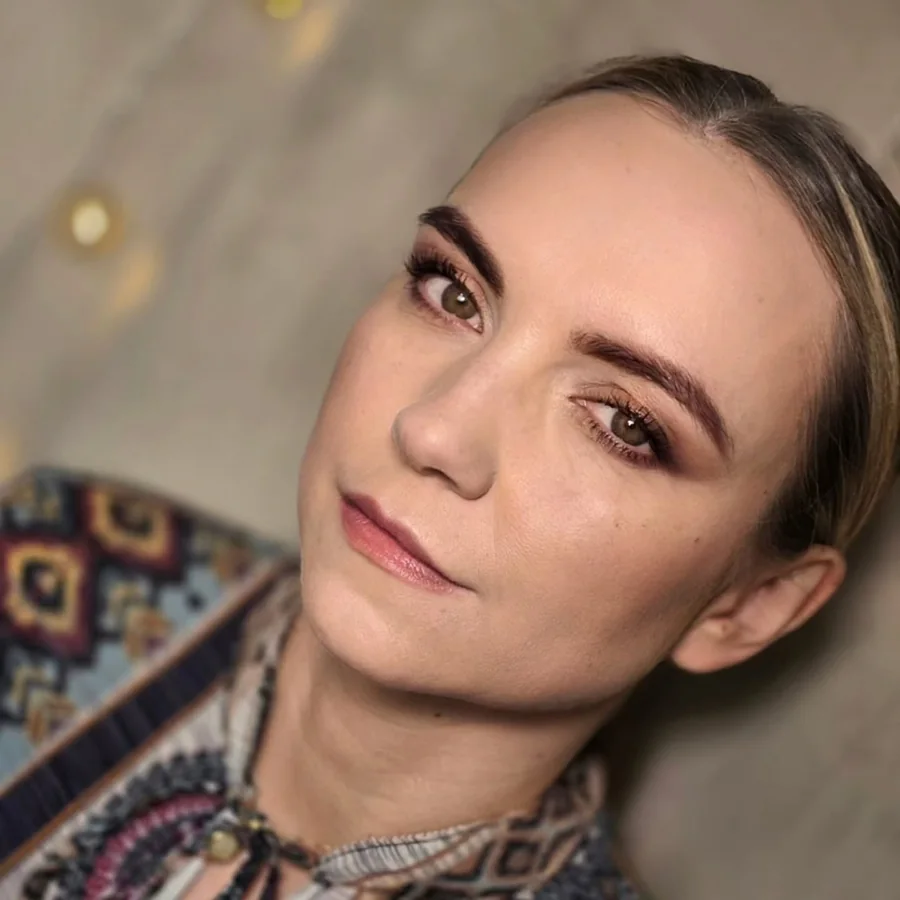 Brązowe cienie na powiekach i subtelnie podkreślone usta